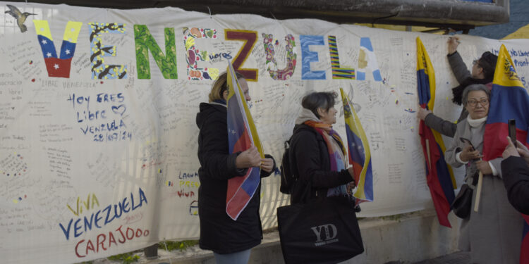 AME5535. BUENOS AIRES (ARGENTINA), 28/07/2024.- Ciudadanos Venezolanos llegan a votar en las elecciones presidenciales este domingo, en la embajada de Venezuela en Buenos Aires (Argentina). EFE/Matías Martín Campaya