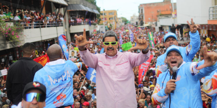 AME1746. PORTUGUESA (VENEZUELA), 13/07/2024.- Fotografía cedida por Prensa Miraflores del presidente de Venezuela, Nicolás Maduro, durante un acto de campaña en el estado Portuguesa (Venezuela). El candidato a la reelección en las presidenciales de Venezuela, Nicolás Maduro, llamó este sábado a las personas que "tengan miedo" ante la posibilidad de que se desaten nuevas protestas violentas en el país a unirse en un "gran frente" contra el fascismo. EFE/ Prensa Miraflores SOLO USO EDITORIAL/SOLO DISPONIBLE PARA ILUSTRAR LA NOTICIA QUE ACOMPAÑA (CRÉDITO OBLIGATORIO)