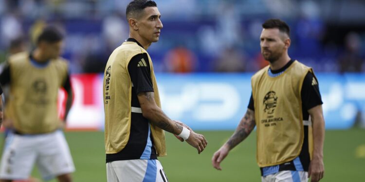 Miami Gardens (United States), 15/07/2024.- Angel Di Maria of Argentina (L) and Lionel Messi of Argentina (R) during warm-ups at the CONMEBOL Copa America 2024 Final between Argentina and Colombia, in Miami Gardens, Florida, USA, 14 July 2024. EFE/EPA/CJ GUNTHER