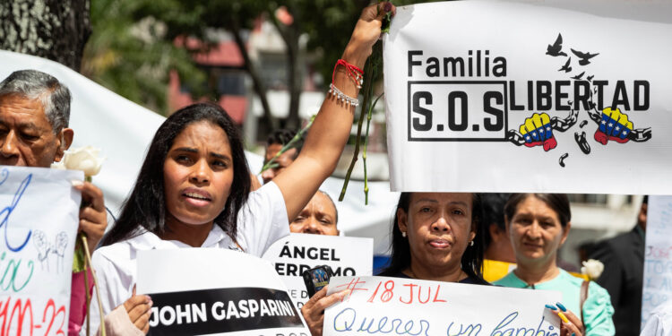 AME3100. CARACAS (VENEZUELA), 18/07/2024.- Familiares de presos sostienen carteles durante una protesta frente al Ministerio Público para exigir la liberación de presuntos presos políticos , este jueves, en Caracas (Venezuela). Familiares de "presos políticos" en Venezuela protestaron este jueves frente a la sede del Ministerio Público (MP, Fiscalía), en Caracas, contra las "condiciones inhumanas" que -denunciaron- reciben sus parientes en cárceles del país. EFE/ Ronald Peña