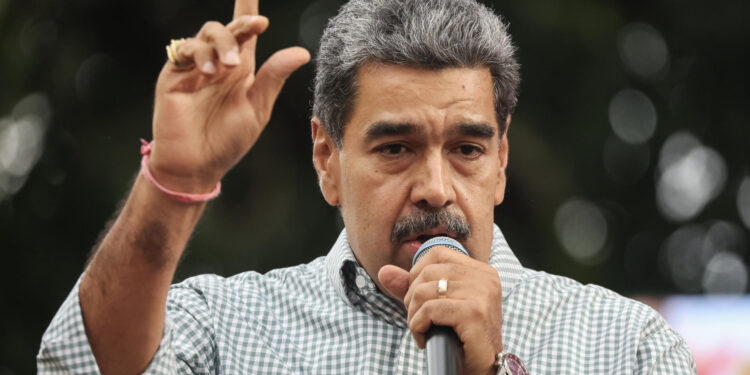 AME4032. CARACAS (VENEZUELA), 28/08/2024.- El presidente de Venezuela, Nicolás Maduro, habla a sus seguidores este miércoles en Caracas (Venezuela). Maduro pidió al mundo respetar su victoria en las elecciones del 28 de julio, que no ha sido reconocida por numerosos países, toda vez que la principal coalición opositora, la Plataforma Unitaria Democrática (PUD), denunció fraude y se dice victoriosa en la contienda. EFE/ Miguel Gutiérrez