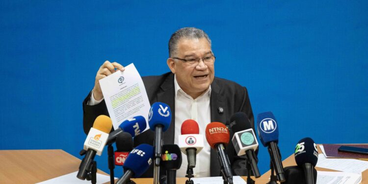 AME9343. CARACAS (VENEZUELA), 09/08/2024.- El excandidato opositor a la presidencia de Venezuela Enrique Márquez muestra un documento durante una rueda de prensa este viernes, en Caracas (Venezuela). Márquez pidió al Tribunal Supremo de Justicia (TSJ) una investigación por "conspiración" al Consejo Nacional Electoral (CNE), que ratificó como ganador de los comicios presidenciales del 28 de julio al mandatario Nicolás Maduro, un resultado cuestionado dentro y fuera del país. EFE/ Ronald Peña R.