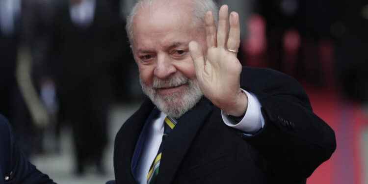 AME8229. SANTIAGO (CHILE), 05/08/2024.- El presidente de Brasil, Luiz Inácio Lula da Silva, saluda a su llegada al Palacio de La Moneda este lunes, en Santiago (Chile). Lula da Silva realiza una visita de Estado a Chile donde firmará acuerdos bilaterales. EFE/ Elvis González