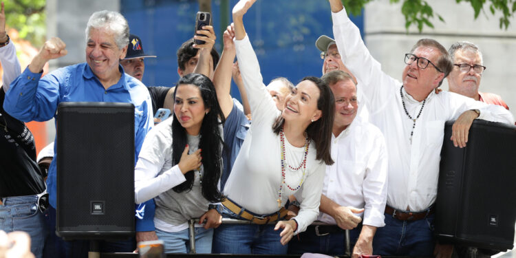 AME3981. CARACAS (VENEZUELA), 28/08/2024.- La líder opositora venezolana, María Corina Machado (c), saluda a seguidores este miércoles, en una manifestación en Caracas (Venezuela). Machado aseguró que "ni un solo Gobierno democrático del mundo ha reconocido" la reelección de Nicolás Maduro, cuyo triunfo en las presidenciales del 28 de julio considera un "fraude", igual que buena parte de la comunidad internacional. EFE/ Ronald Peña