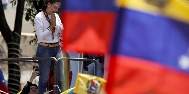 AME7680. CARACAS (VENEZUELA), 03/08/2024.- La líder opositora de Venezuela María Corina Machado habla durante una protesta en rechazo a los resultados oficiales de las elecciones presidenciales -que dan la victoria al presidente Nicolás Maduro-, este sábado en Caracas (Venezuela). Sobre un camión, Machado llegó a la manifestación en una zona del este de Caracas, junto a los antichavistas Delsa Solórzano, Juan Pablo Guanipa, María Beatriz Martínez, Biagio Pilieri y Williams Dávila, todos miembros de partidos que conforman la mayor coalición antichavista, Plataforma Unitaria Democrática (PUD). Hasta el momento no se ha confirmado la presencia del candidato de la coalición, Edmundo González Urrutia. EFE/ Henry Chirinos