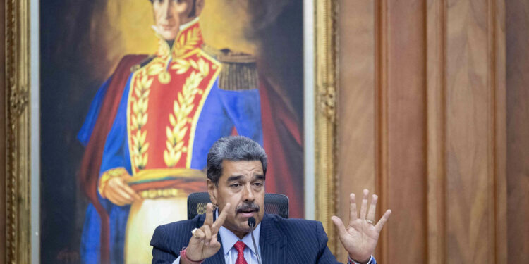 AME6986. CARACAS (VENEZUELA), 08/08/2024.- Fotografía de archivo del 31 de julio de 2024 del presidente de Venezuela, Nicolás Maduro, durante una rueda de prensa en el Palacio de Miraflores en Caracas (Venezuela). ¿Será que se puede establecer una relación con una App? Pues en medio de la compleja realidad que vive Venezuela tras las elecciones del 28 de julio vemos que sí. En uno de sus arranques, el presidente Nicolás Maduro aseguró que por Whatsapp están amenazando a la familia militar venezolana, a toda la oficialidad, por Whatsapp están amenazando a la familia policial, por Whatsapp están amenazando a los líderes de calle, de comunidad, por Whatsapp están amenazando a todo aquel que no se pronuncie a favor del fascismo". Este es el clic tecnológico principal de la semana en América. EFE/ Ronald Peña R.