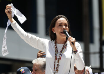 AME3976. CARACAS (VENEZUELA), 28/08/2024.- La líder opositora venezolana, María Corina Machado, pronuncia un discurso ante seguidores este miércoles, en una manifestación en Caracas (Venezuela). Machado aseguró que "ni un solo Gobierno democrático del mundo ha reconocido" la reelección de Nicolás Maduro, cuyo triunfo en las presidenciales del 28 de julio considera un "fraude", igual que buena parte de la comunidad internacional. EFE/ Ronald Peña