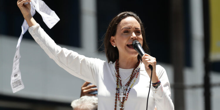 AME3976. CARACAS (VENEZUELA), 28/08/2024.- La líder opositora venezolana, María Corina Machado, pronuncia un discurso ante seguidores este miércoles, en una manifestación en Caracas (Venezuela). Machado aseguró que "ni un solo Gobierno democrático del mundo ha reconocido" la reelección de Nicolás Maduro, cuyo triunfo en las presidenciales del 28 de julio considera un "fraude", igual que buena parte de la comunidad internacional. EFE/ Ronald Peña