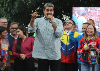 AME4032. CARACAS (VENEZUELA), 28/08/2024.- El presidente de Venezuela, Nicolás Maduro, habla a sus seguidores este miércoles en Caracas (Venezuela). Maduro pidió al mundo respetar su victoria en las elecciones del 28 de julio, que no ha sido reconocida por numerosos países, toda vez que la principal coalición opositora, la Plataforma Unitaria Democrática (PUD), denunció fraude y se dice victoriosa en la contienda. EFE/ Miguel Gutiérrez