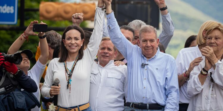 AME9842. CARACAS (VENEZUELA), 12/08/2024.- Fotografía de archivo del 30 de julio del 2024 donde se observa a la líder opositora venezolana María Corina Machado (i) con el candidato a la presidencia de Venezuela Edmundo González, en una manifestación en Caracas (Venezuela). Machado está convencida de que Edmundo González Urrutia tomará juramento como nuevo jefe de Estado el 10 de enero de 2025, cuando comienza el nuevo período de Gobierno, pese a la proclamación de Nicolás Maduro como ganador de las elecciones del 28 de julio, un triunfo cuestionado dentro y fuera del país. EFE/ Ronald Peña R. ARCHIVO