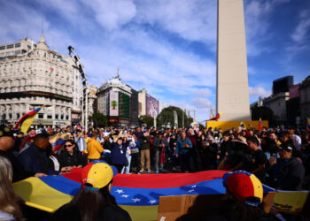 AME7776. BUENOS AIRES (ARGENTINA), 03/08/2024.- Venezolanos participan de una manifestación en rechazo a los resultados del Consejo Nacional Electoral (CNE), en las elecciones presidenciales del domingo que dieron como ganador a el presidente de Venezuela Nicolás Maduro, este sábado en el Obelisco, en la ciudad de Buenos Aires (Argentina). Cientos de manifestantes se agolparon alrededor del Obelisco de Buenos Aires enarbolando banderas venezolanas y portando carteles que piden "Venezuela libre", "basta de dictadura", "justicia y libertad", "nadie dijo que sería fácil" o "prohibido rendirse".EFE/ STR