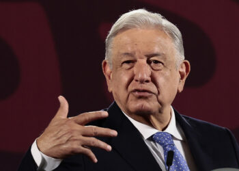 MEX5206. CIUDAD DE MÉXICO (MÉXICO), 08/08/2024.- El presidente de México, Andrés Manuel López Obrador, habla en su rueda de prensa matutina, este jueves en el Palacio Nacional, en Ciudad de México (México). El presidente mexicano, Andrés Manuel López Obrador, ofreció este jueves más apoyo de su Gobierno, si continúa la crisis poselectoral de Venezuela tras la proclamada reelección de Nicolás Maduro, aunque pidió que no haya "intervencionismo" ni "imposición" del extranjero. EFE/ José Méndez