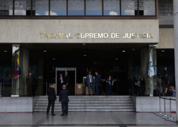 AME8700. CARACAS (VENEZUELA), 07/08/2024.- Fotografía de la sede del Tribunal Supremo de Justicia (TSJ) este miércoles, en Caracas (Venezuela). El representante del partido Nuevo Tiempo, Manuel Rosales, y el representante del Movimiento por Venezuela, José Simón Calzadilla, exigieron respetar la voluntad popular expresada por los ciudadanos en las elecciones del pasado 28 de julio. EFE/ Ronald Peña R.