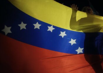 AME7020. CALI (COLOMBIA), 31/07/2024.- Fotografía de una bandera de Venezuela durante una protesta tras las elecciones presidenciales del domingo en las que el Consejo Nacional Electoral (CNE) dio como ganador a Nicolás Maduro, este miércoles en Cali (Colombia). EFE/ Ernesto Guzman Jr