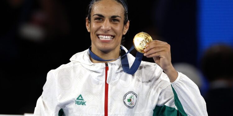 Paris (France), 09/08/2024.- Gold medal winner Imane Khelif of Algeria poses on the podium of the Women's 66kg Final category of the Boxing competitions in the Paris 2024 Olympic Games, at Roland Garros in Paris, France, 09 August 2024. (Francia) EFE/EPA/MAST IRHAM