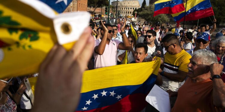 Rome (Italy), 17/08/2024.- People protest against the re-election of Venezuelan President Nicolas Maduro during a demonstration in support of opposition candidate Edmundo Gonzalez Urrutia, in Rome, Italy, 17 August 2024. The Venezuelan National Electoral Council (CNE) ratified the victory of Nicolas Maduro in Venezuela's presidential elections held on 28 July 2024, while the opposition have been protesting against the official results claiming the victory of Edmundo Gonzalez Urrutia. (Elecciones, Protestas, Italia, Roma) EFE/EPA/ANGELO CARCONI