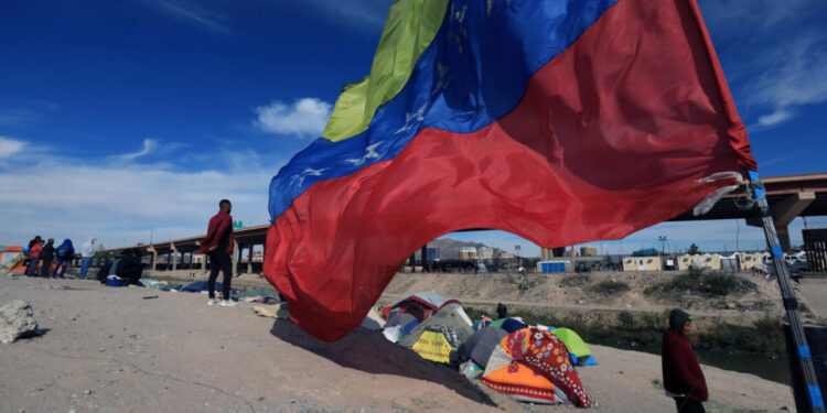 Fotografía de archivo de migrantes venezolanos que acampan a orillas del Río Bravo en Ciudad Juárez, estado de Chihuahua (México). EFE/ Luis Torres