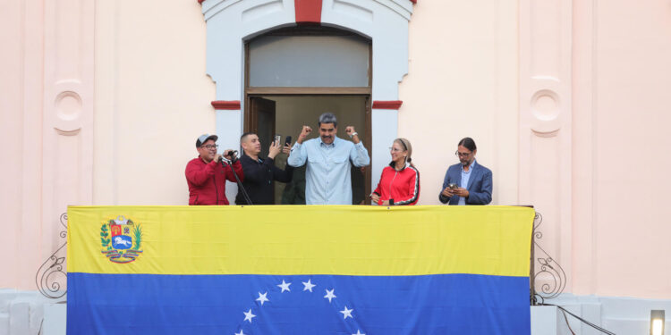 AME7350. CARACAS (VENEZUELA), 01/08/2024.- Fotografía cedida por Prensa Miraflores del presidente de Venezuela, Nicolás Maduro, mientras habla desde el balcón del Palacio de Miraflores, este jueves en Caracas (Venezuela). Maduro ordenó este jueves encerrar en dos cárceles de máxima seguridad a los más de 1.200 detenidos que, según la Fiscalía, han dejado las protestas en contra del resultado electoral del domingo, que lo ratificó como ganador, lo que ha sido cuestionado por la oposición mayoritaria y buena parte de la comunidad internacional. EFE/ Prensa Miraflores / SOLO USO EDITORIAL/ SOLO DISPONIBLE PARA ILUSTRAR LA NOTICIA QUE ACOMPAÑA (CRÉDITO OBLIGATORIO)