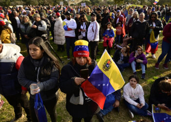 AME1230. BUENOS AIRES (ARGENTINA), 17/08/2024.- Ciudadanos venezolanos que residen en Argentina participan en una protesta este sábado, para rechazar los resultados de las elecciones celebradas el 28 julio, en Buenos Aires (Argentina). EFE/ Matias Martin Campaya