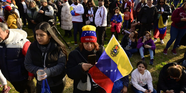 AME1230. BUENOS AIRES (ARGENTINA), 17/08/2024.- Ciudadanos venezolanos que residen en Argentina participan en una protesta este sábado, para rechazar los resultados de las elecciones celebradas el 28 julio, en Buenos Aires (Argentina). EFE/ Matias Martin Campaya