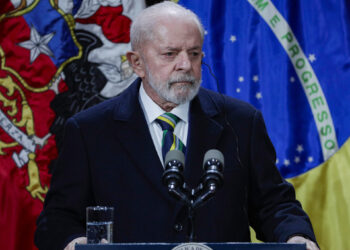 AME8306. SANTIAGO (CHILE), 05/08/2024.- El presidente de Brasil, Luiz Inácio Lula da Silva, habla durante una rueda de prensa conjunta con el presidente de Chile, Gabriel Boric, este lunes en el palacio de La Moneda, en Santiago (Chile). EFE/ Elvis González