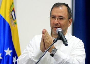 AME5683. CÚCUTA (COLOMBIA), 08/08/2024.- Fotografía de archivo fechada el 08 de abril de 2024 del canciller de Venezuela, Yván Gil Pinto, durante una reunión en Cúcuta (Colombia). Gil acusó al Centro Carter, veedor en las elecciones presidenciales del 28 de julio, de apoyar un "golpe de Estado", luego de que la institución manifestara que ha analizado datos que confirman que el ganador es el abanderado de la oposición, Edmundo González Urrutia, y no el mandatario Nicolás Maduro, como anunció el Consejo Nacional Electoral (CNE). "Una vergüenza colocar a esa institución en el plan de golpe de Estado, apoyando la ejecución de los delitos electorales más rastreros que hayamos visto en la era republicana de Venezuela, cometidos por las hordas fascistas", expresó Gil a través de X. EFE/ Mario Caicedo