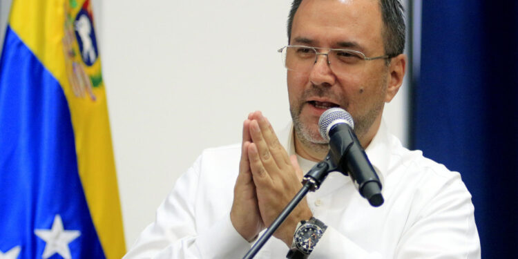 AME5683. CÚCUTA (COLOMBIA), 08/08/2024.- Fotografía de archivo fechada el 08 de abril de 2024 del canciller de Venezuela, Yván Gil Pinto, durante una reunión en Cúcuta (Colombia). Gil acusó al Centro Carter, veedor en las elecciones presidenciales del 28 de julio, de apoyar un "golpe de Estado", luego de que la institución manifestara que ha analizado datos que confirman que el ganador es el abanderado de la oposición, Edmundo González Urrutia, y no el mandatario Nicolás Maduro, como anunció el Consejo Nacional Electoral (CNE). "Una vergüenza colocar a esa institución en el plan de golpe de Estado, apoyando la ejecución de los delitos electorales más rastreros que hayamos visto en la era republicana de Venezuela, cometidos por las hordas fascistas", expresó Gil a través de X. EFE/ Mario Caicedo