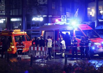 Solingen (Germany), 02/11/2019.- Emergency services after a knife attack during the city festival in a street in Solingen, Germany, 23 August 2024. According to the police, at around 9.45 pm a man stabbed passers-by at random with a knife at the city festival in Solingen. (Alemania) EFE/EPA/CHRISTOPHER NEUNDORF