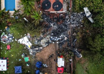 This photo shows an aerial view of the wreckage of an airplane that crashed with 61 people on board in Vinhedo, Sao Paulo State, Brazil, on August 10, 2024. - An airplane carrying 57 passengers and four crew crashed on August 9 in Brazil's Sao Paulo state, killing everyone on board, the airline said. The aircraft, an ATR 72-500 operated by Voepass airline, was traveling from Cascavel in southern Parana state to Sao Paulo's Guarulhos international airport when it crashed in the city of Vinhedo. (Photo by Nelson ALMEIDA / AFP)