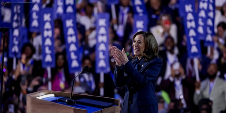 Chicago (United States), 22/08/2024.- Democratic presidential nominee and US Vice President Kamala Harris arrives before speaking during the final night of the Democratic National Convention (DNC) at the United Center in Chicago, Illinois, USA, 22 August 2024. The 2024 Democratic National Convention is being held from 19 to 22 August 2024, during which delegates of the United States' Democratic Party will vote on the party's platform and ceremonially vote for the party's nominee for president, Vice President Kamala Harris, and for vice president, Governor Tim Walz of Minnesota, for the upcoming presidential election. (Estados Unidos) EFE/EPA/JUSTIN LANE