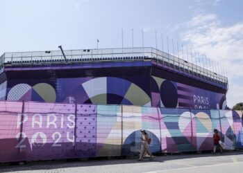 Paris (France), 12/08/2024.- Pedestrians walk past the Concorde ephemeral stadium for the Paris 2024 Olympic Games during its dismantling in Paris, France, 12 August 2024. After the closing ceremony of the Paris 2024 Olympic Games on 11 August 2024, some of the temporary stadiums are being dismantled or adjusted for the Paris 2024 Paralympic Games, which are scheduled to take place from 28 August to 08 September 2024. (Francia, Concordia) EFE/EPA/TERESA SUAREZ