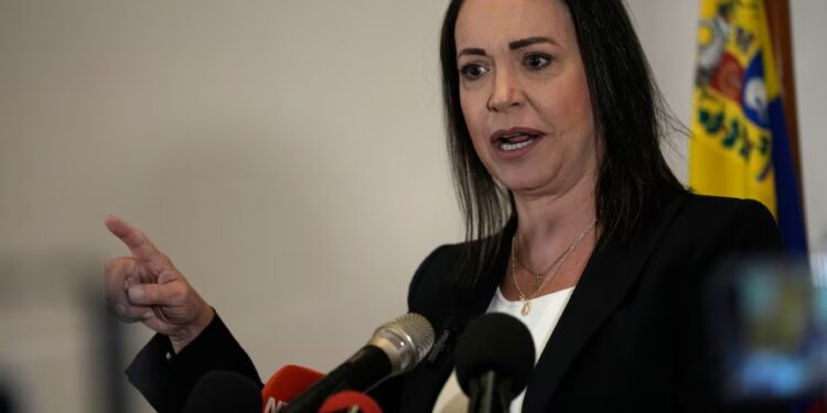 La líder opositora María Corina Machado habla durante una conferencia de prensa sobre su prohibición de 15 años de postularse para cargos públicos | Foto: AP