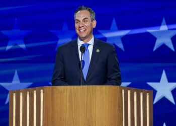 Chicago (United States), 21/08/2024.- Pete Aguilar, Chair of the House Democratic Caucus, delivers remarks during the third night of the Democratic National Convention (DNC) at the United Center in Chicago, Illinois, USA, 21 August 2024. The 2024 Democratic National Convention is being held from 19 to 22 August 2024, during which delegates of the United States' Democratic Party will vote on the party's platform and ceremonially vote for the party's nominee for president, Vice President Kamala Harris, and for vice president, Governor Tim Walz of Minnesota, for the upcoming presidential election. (Estados Unidos) EFE/EPA/WILL OLIVER