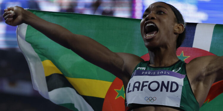 PARÍS, 03/08/2024.- La atleta dominiquesa Thea Lafond celebra el oro en la final de triple salto femenino durante los Juegos Olímpicos de París 2024, este sábado en el estadio de Francia de París. EFE/ Juanjo Martin