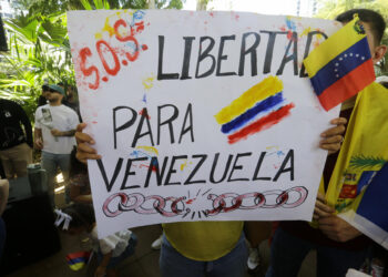 AME7705. CIUDAD DE PANAMÁ (PANAMÁ), 03/08/2024.- Venezolanos se manifestaron tras las elecciones presidenciales del domingo en las que el Consejo Nacional Electoral (CNE) dio como ganador a Nicolás Maduro este sábado, en Ciudad de Panamá (Panamá). Alrededor de dos centenares de personas acudieron al parque Urracá, situado frente al paseo marítimo de la capital panameña, citados bajo el lema "Ganó Venezuela Triunfamos el 28 de julio y ahora vamos a cobrar" acompañado de una foto de González Urrutia con un acta electoral y de la líder opositora María Corina Machado. EFE/Carlos Lemos