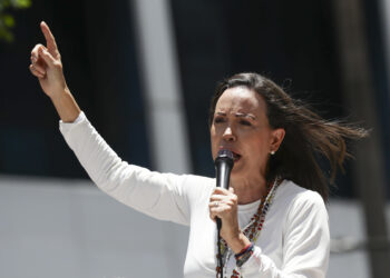 AME3965. CARACAS (VENEZUELA), 28/08/2024.- La líder opositora venezolana, María Corina Machado, pronuncia un discurso ante seguidores este miércoles, en una manifestación en Caracas (Venezuela). Machado aseguró que "ni un solo Gobierno democrático del mundo ha reconocido" la reelección de Nicolás Maduro, cuyo triunfo en las presidenciales del 28 de julio considera un "fraude", igual que buena parte de la comunidad internacional. EFE/ Ronald Peña