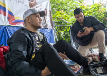 USA6329. NUEVA YORK (NY, EEUU), 08/08/2024.- Los venezolanos Franklin Gómez (i) de 33 años, y Daniel Prado (d) de 28 años, se manifiestan durante una huelga de hambre este jueves frente a la sede de Naciones Unidas en Nueva York (EE.UU.). Dos venezolanos llevan desde el miércoles por la mañana en huelga de hambre frente a la sede de Naciones Unidas en Nueva York para pedir al Consejo de Seguridad que convoque una sesión extraordinaria para tratar la crisis de Venezuela tras sus últimas elecciones. EFE/Ángel Colmenares