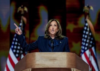 Chicago (United States), 22/08/2024.- Democratic presidential nominee and US Vice President Kamala Harris speaks during the final night of the Democratic National Convention (DNC) at the United Center in Chicago, Illinois, USA, 22 August, 2024. The 2024 Democratic National Convention is being held from 19 to 22 August 2024, during which delegates of the United States' Democratic Party will vote on the party's platform and ceremonially vote for the party's nominee for president, Vice President Kamala Harris, and for vice president, Governor Tim Walz of Minnesota, for the upcoming presidential election. (Estados Unidos) EFE/EPA/WILL OLIVER