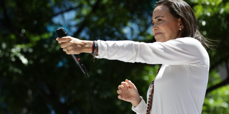 AME3966. CARACAS (VENEZUELA), 28/08/2024.- La líder opositora venezolana, María Corina Machado, pronuncia un discurso ante seguidores este miércoles, en una manifestación en Caracas (Venezuela). Machado aseguró que los militares del país "saben lo que tienen que hacer en esta hora", cuando se cumple un mes de las elecciones presidenciales, cuyo resultado oficial -que favoreció a Nicolás Maduro- la exdiputada señala de fraudulento, igual que buena parte de la comunidad internacional. EFE/ Ronald Peña