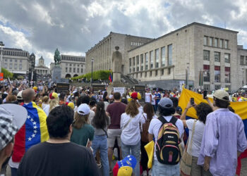 GRAF253. BRUSELAS, 17/08/2024.- Decenas de personas convocadas oposición venezolana protestan en Bruselas para denunciar los resultados oficiales de las elecciones que dieron como vencedor al chavista Nicolás Maduro y han sido cuestionados por la comunidad internacional.  EFE/Rosa Jiménez