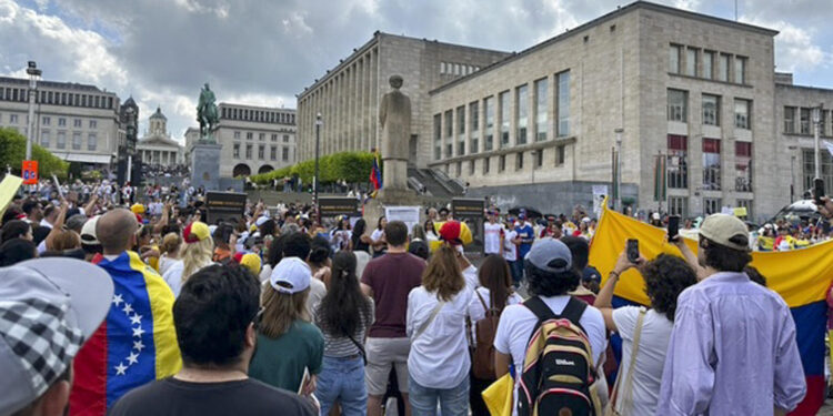 GRAF253. BRUSELAS, 17/08/2024.- Decenas de personas convocadas oposición venezolana protestan en Bruselas para denunciar los resultados oficiales de las elecciones que dieron como vencedor al chavista Nicolás Maduro y han sido cuestionados por la comunidad internacional.  EFE/Rosa Jiménez