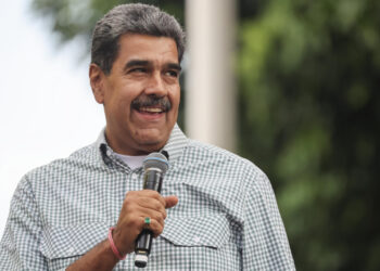 AME4032. CARACAS (VENEZUELA), 28/08/2024.- El presidente de Venezuela, Nicolás Maduro, habla a sus seguidores este miércoles en Caracas (Venezuela). Simpatizantes chavistas celebraron este miércoles en las calles de Venezuela la controvertida reelección del presidente Nicolás Maduro en los comicios celebrados hace un mes, un resultado que defienden frente a la denuncia de "fraude" de la oposición mayoritaria, que insiste en una "avasallante" victoria de su abanderado, Edmundo González Urrutia. EFE/ Miguel Gutiérrez