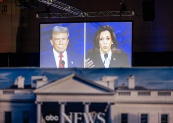 Philadelphia (United States), 10/09/2024.- Former US President Donald Trump and current Vice President Kamala Harris are seen on a large television during their presidential debate in the debate's press file in Philadelphia, Pennsylvania, USA, 10 September 2024. The two candidates faced off for 90 minutes in their only planned debate of the 2024 presidential election. (Filadelfia) EFE/EPA/JIM LO SCALZO