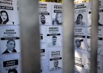 AME8254. CARACAS (VENEZUELA), 11/09/2024.- Fotografía donde se observan carteles con imágenes de presos políticos en Venezuela este miércoles, durante una protesta de sus familiares, en Caracas (Venezuela). EFE/ Ronald Peña R.