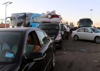 Damascus (Syrian Arab Republic), 25/09/2024.- People who fled from southern Lebanon following Israeli military strikes in recent days arrive at the Masnaa Border Crossing with Lebanon, Jdeidat Yabous, Syria, 25 September 2024. According to Lebanon's Ministry of Health, at least 558 people have been killed, and more than 1,835 have been injured following continued Israeli airstrikes on southern Lebanese towns and villages. (Líbano, Siria) EFE/EPA/STR