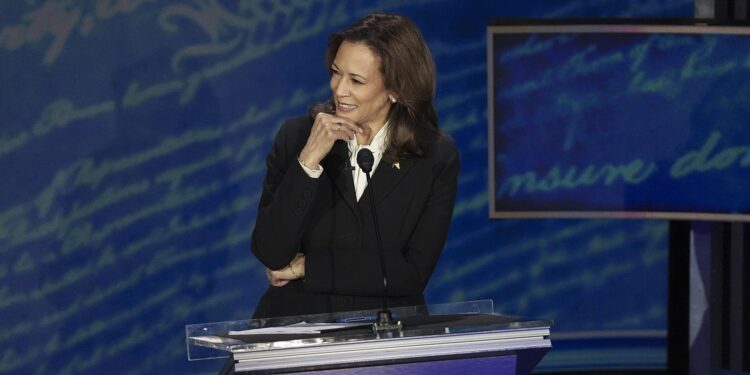 Philadelphia (United States), 11/09/2024.- Democratic presidential candidate US Vice President Kamala Harris listens to Republican presidential candidate Donald J. Trump during a presidential debate hosted by ABC News at the National Constitution Center in Philadelphia, Pennsylvania, USA 10 September 2024. The 90 minute event is the only planned debate between the two candidates in the 2024 presidential election. (Filadelfia) EFE/EPA/DEMETRIUS FREEMAN / POOL