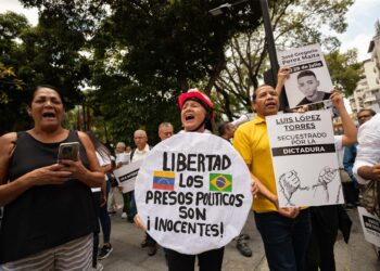 AME8261. CARACAS (VENEZUELA), 11/09/2024.- Familiares de presos políticos en Venezuela gritan consignas exigiendo su libertad este miércoles, durante una protesta en Caracas (Venezuela). EFE/ Ronald Peña R.