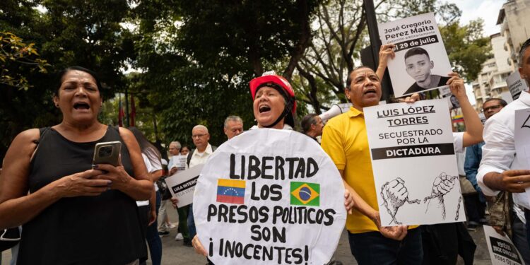 AME8261. CARACAS (VENEZUELA), 11/09/2024.- Familiares de presos políticos en Venezuela gritan consignas exigiendo su libertad este miércoles, durante una protesta en Caracas (Venezuela). EFE/ Ronald Peña R.