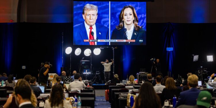 Philadelphia (United States), 10/09/2024.- Former US President Donald Trump and current Vice President Kamala Harris are seen on a large television during their presidential debate in the debate's press file in Philadelphia, Pennsylvania, USA, 10 September 2024. The two candidates faced off for 90 minutes in their only planned debate of the 2024 presidential election. (Filadelfia) EFE/EPA/JIM LO SCALZO