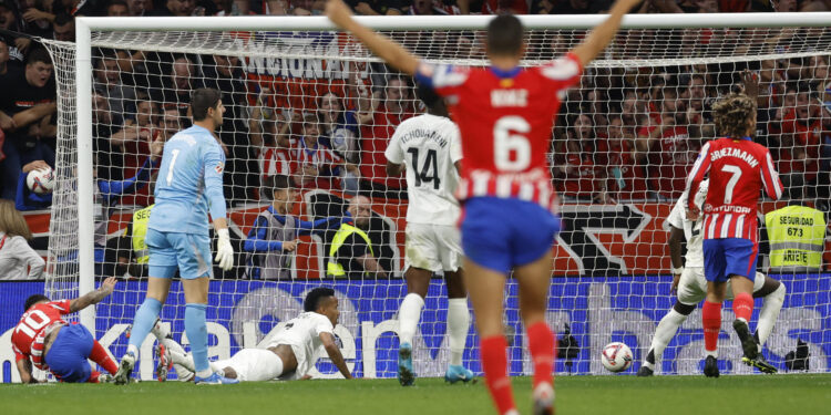 MADRID, 29/09/2024.- El delantero del Atlético Ángel Correa (i) marca ante el Real Madrid, durante el partido de la LaLiga EA Sports que Atlético de Madrid y Real Madrid disputan este domingo en el estadio Civitas Metropolitano. EFE/JJ Guillén